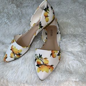 SUPER CUTE lemon flats size 7